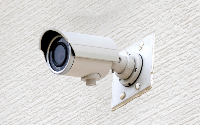外壁に設置された防犯カメラ