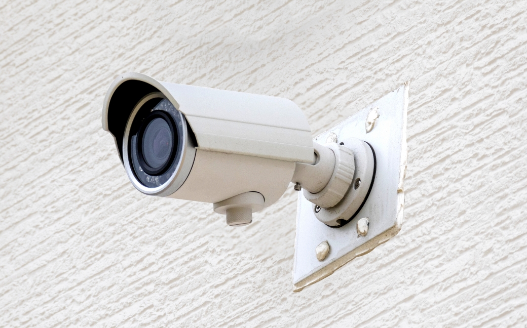 外壁に設置された防犯カメラ