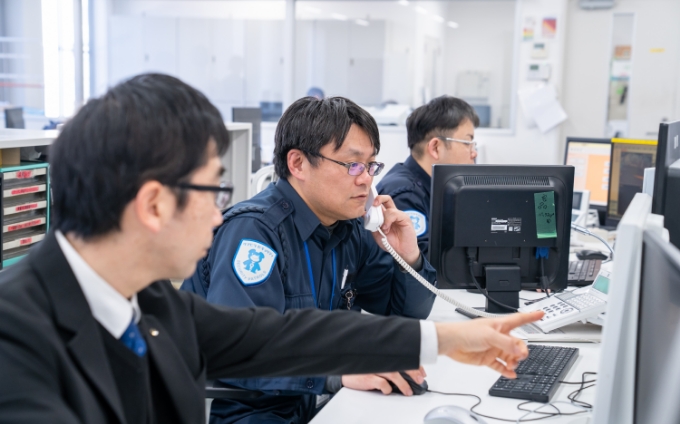 PCを操作して管制を行う管制職員