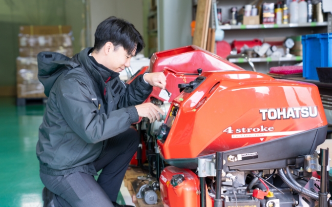 機械の修理を行う技術職員