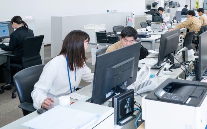 社屋で事務を行う事務職員