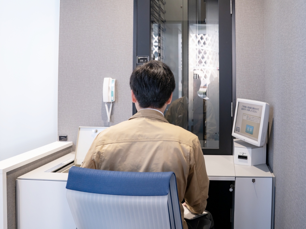 遠隔で監視する監視員