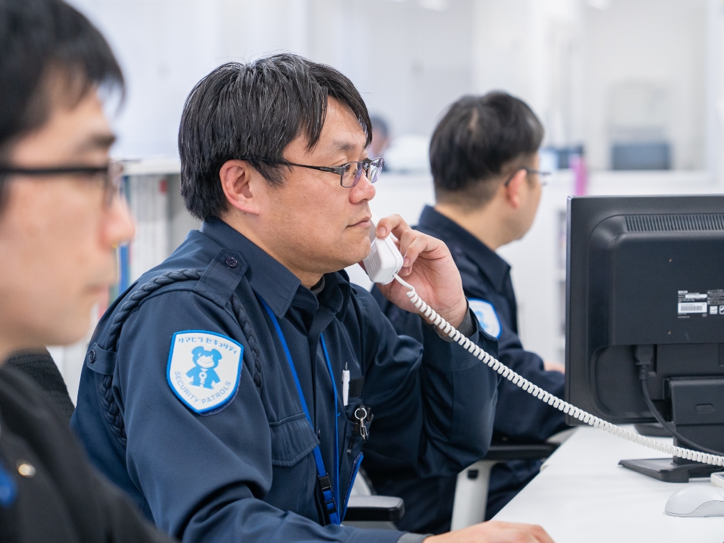 電話に出るスタッフ