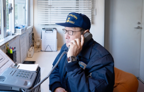 電話をかける警備員