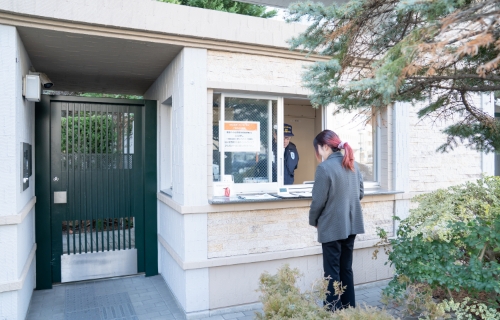 訪問者の対応をする警備員