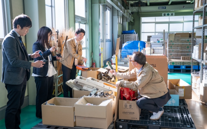 廃棄物を仕分ける従業員たち