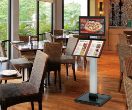 電話をかける警備員