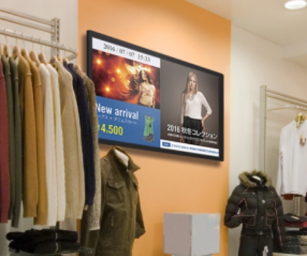 電話をかける警備員