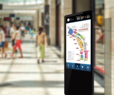 電話をかける警備員