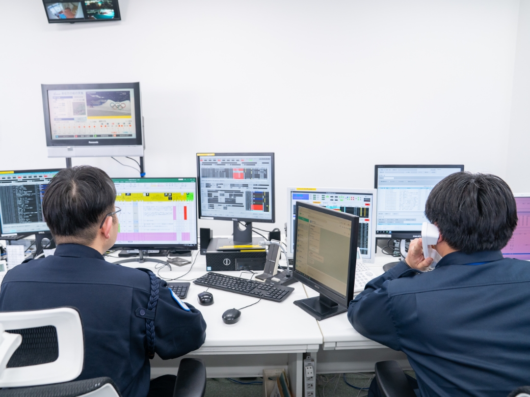 モニターやPCをみて監視する警備員たち