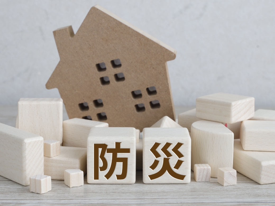 崩れる家の模型